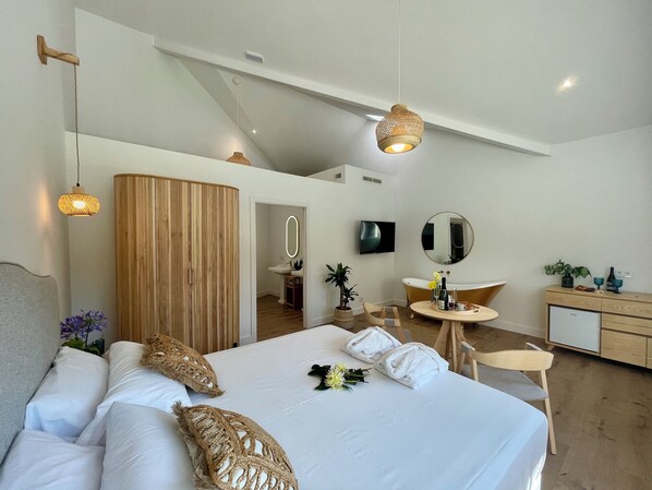 Doppia Deluxe, 1 letto king, vasca da bagno, vista giardino | Biancheria da letto di alta qualità, copriletto in piuma