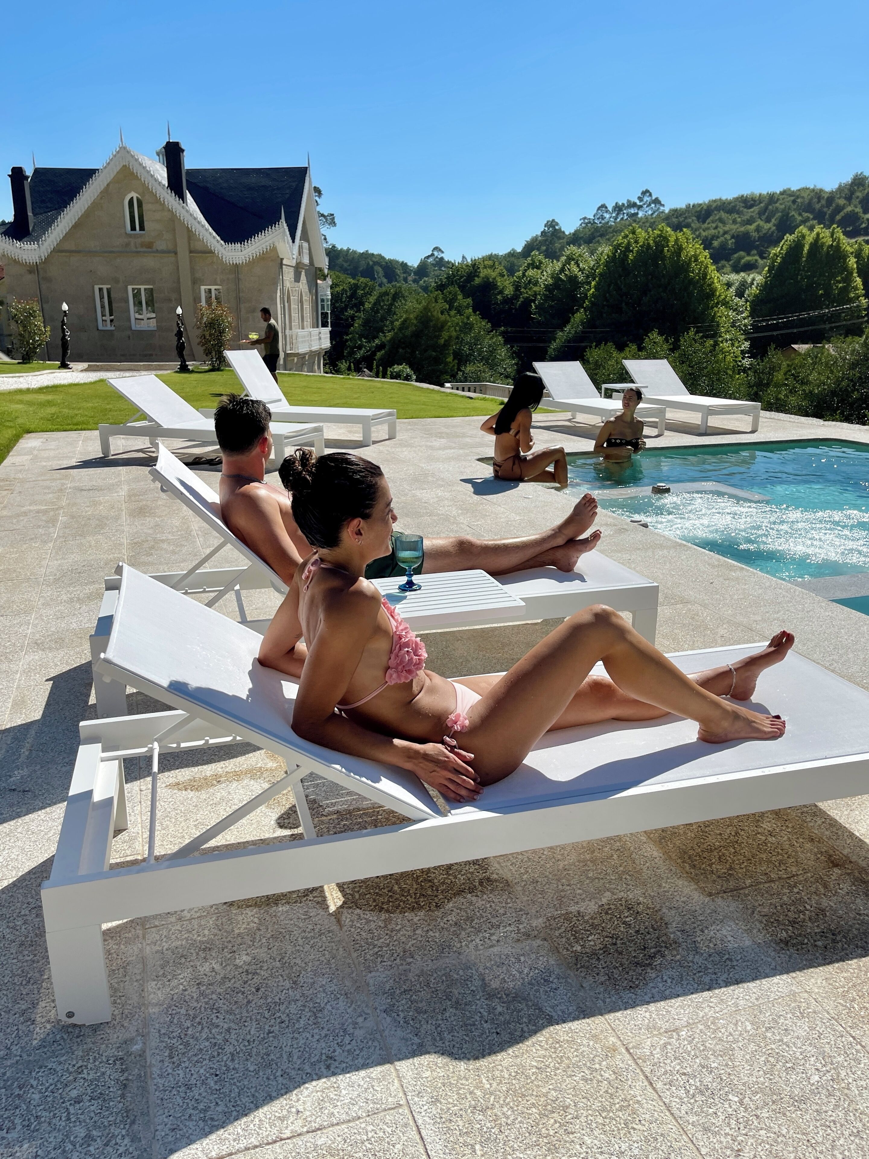 Piscina a l'aire lliure, para-sols i gandules 