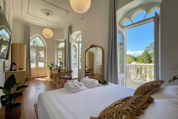 Kamar Double Deluks, teras, pemandangan sungai | Seprai premium, selimut bulu angsa, busa memori, dan brankas