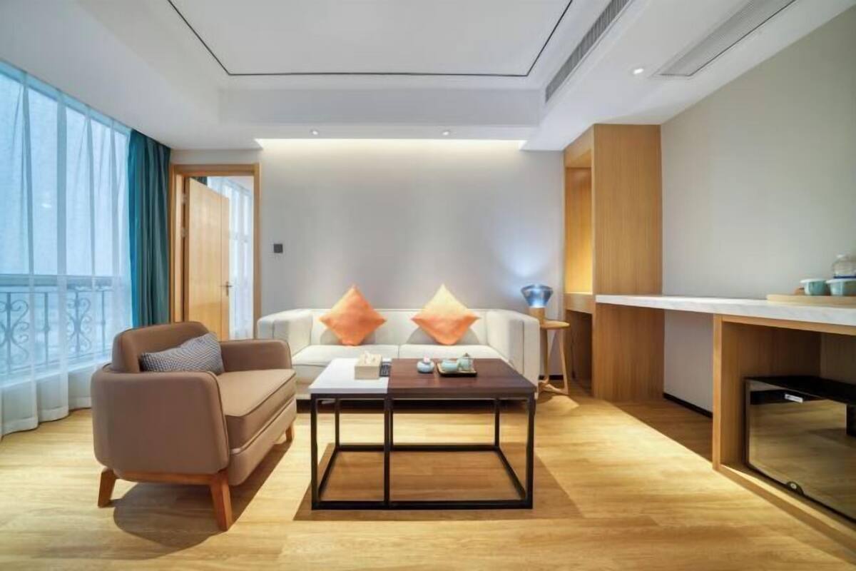 Ein modernes Wohnzimmer mit Sofa, Couchtisch und TV-Schrank.