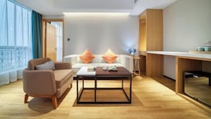 Un salon moderne avec un canapé, une table basse et un meuble pour la télévision.