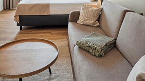 Suite – comfort, balkong | 1 soverom, skrivebord, skrivebord for bærbar PC og blendingsgardiner
