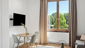 Suite, 1 queensize-seng med sovesofa | 1 soverom, skrivebord, skrivebord for bærbar PC og blendingsgardiner