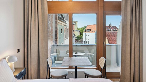 Suite, balkong | 1 soverom, skrivebord, skrivebord for bærbar PC og blendingsgardiner