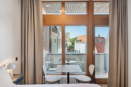 1 habitación, decoración personalizada, muebles diferentes y escritorio