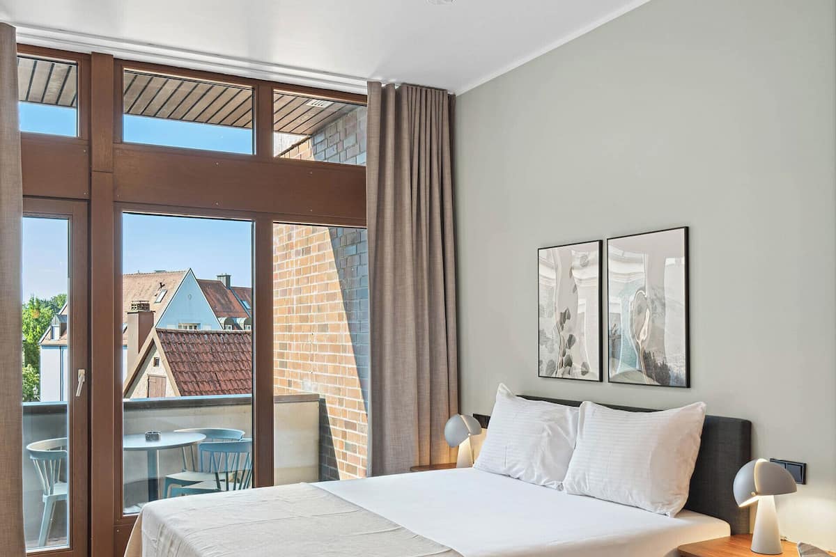 1 habitación, decoración personalizada, muebles diferentes y escritorio