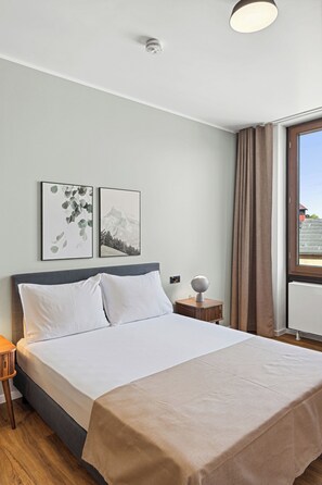 1 habitación, decoración personalizada, muebles diferentes y escritorio 