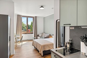 1 habitación, decoración personalizada, muebles diferentes y escritorio 