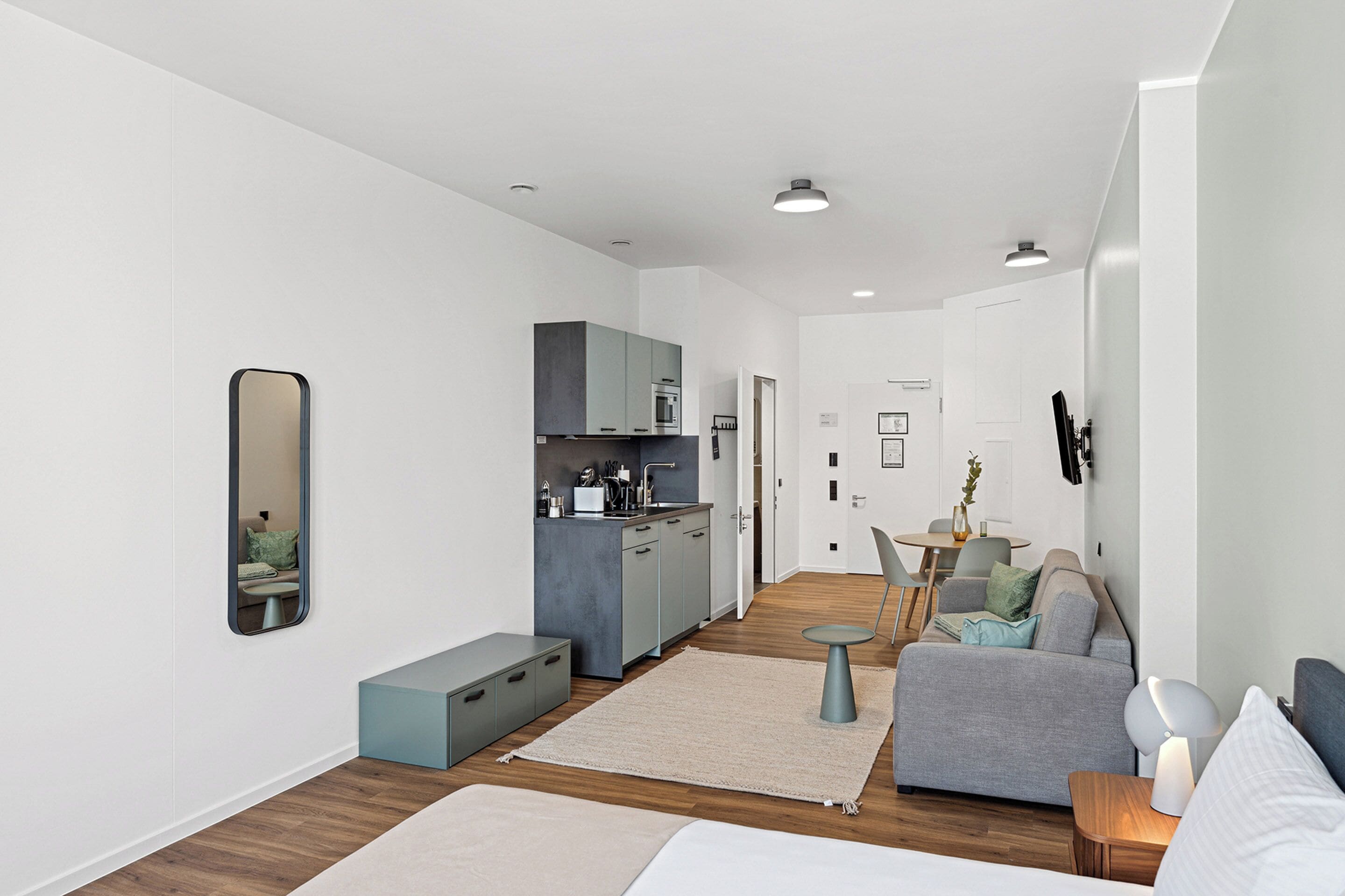 Eine moderne Wohnung mit Küche, Essbereich und Wohnzimmer.