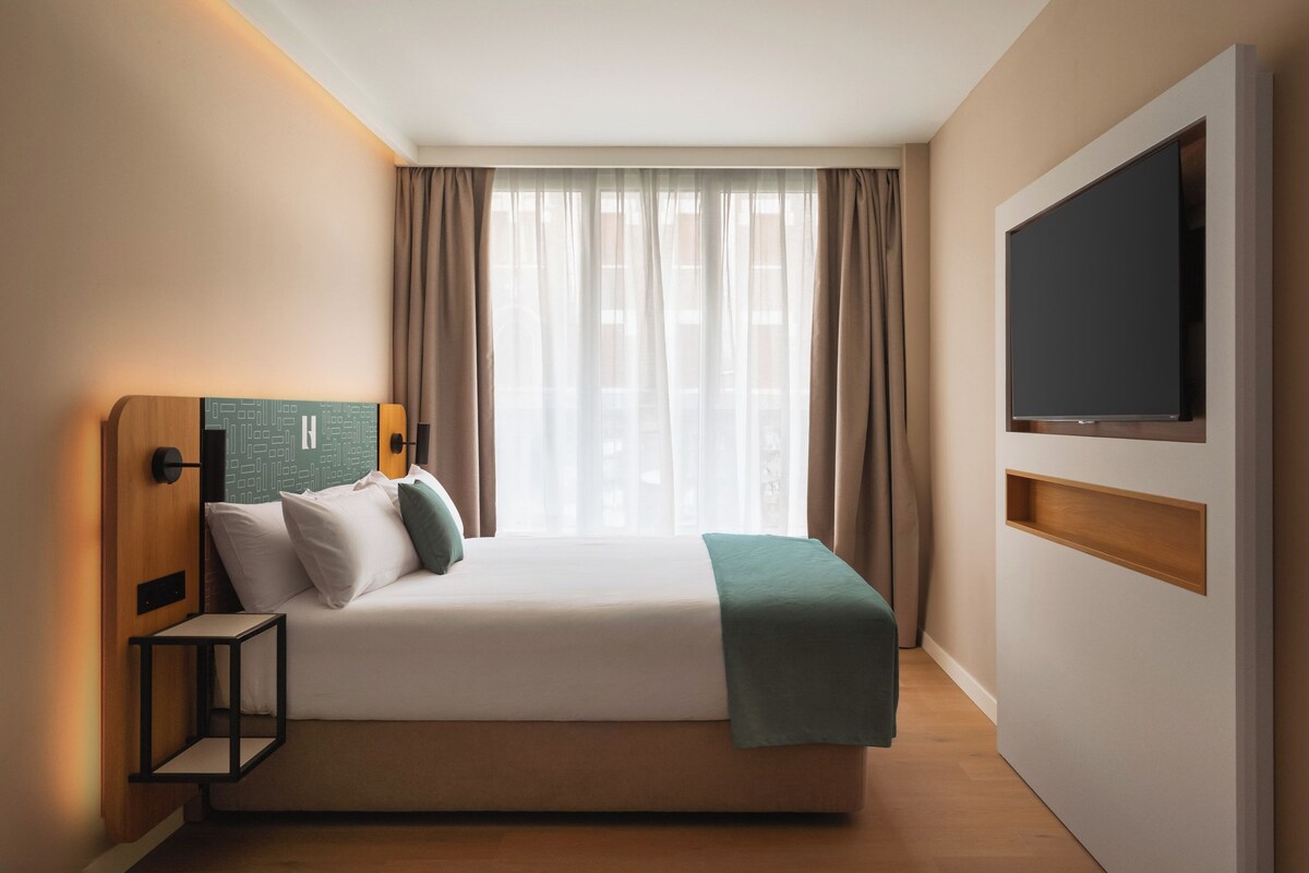 Design Comfort Suite with balcony | 1 bedroom, desk, laptop workspace, blackout drapes