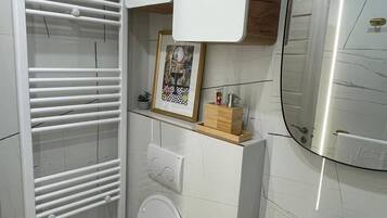 Ducha, secador de pelo, toallas, jabón