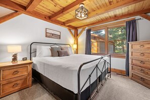 3 bedrooms, iron/ironing board, travel crib, free WiFi - Whispering Pines Cabin (Rapid City)