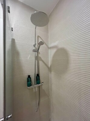 Haartrockner, Handtücher, Seife, Shampoo