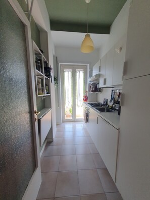 Private kitchen - Tiburtina Station's comfy and cosy nest (Roma)