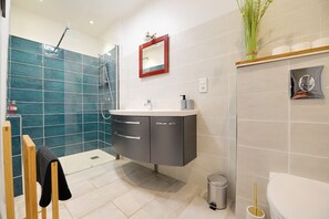 Douche, sèche-cheveux, serviettes fournies, savon