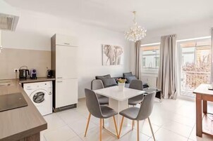 Condo standard | 1 quarto, cortinas blackout, ferros/tábuas de passar roupa