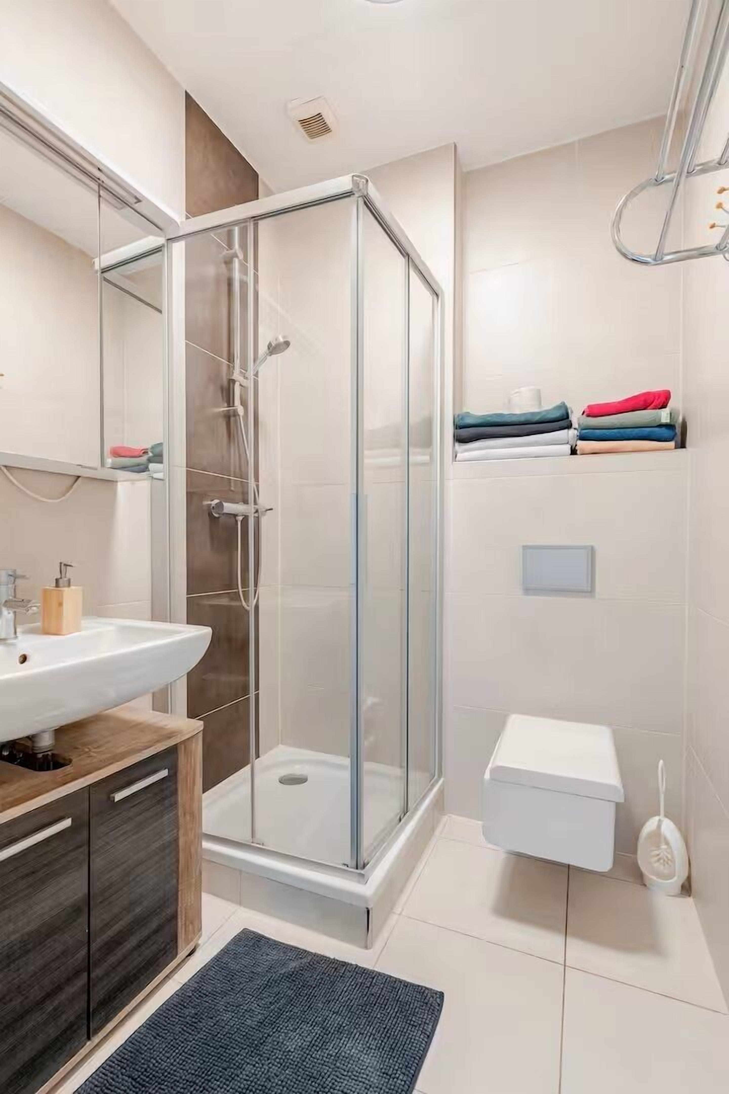Dusche, Regendusche, Haartrockner, Handtücher