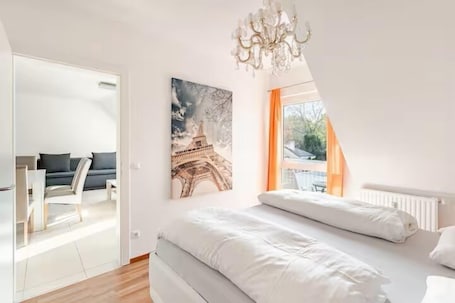 1 habitación, cortinas blackout y tabla de planchar con plancha . Vienna Airport Residences