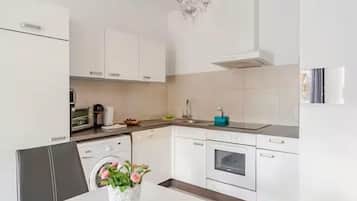 Standard Condo | Private kitchen | Fridge, oven, stovetop, dishwasher