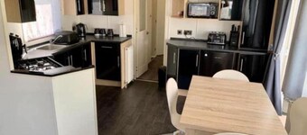 Lodge - Sleeps 6 - Patio - Parking - Beach Close