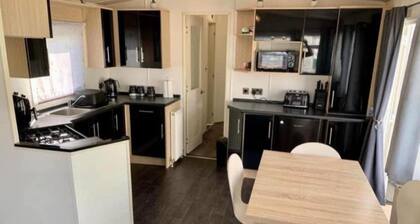 Lodge - Sleeps 6 - Patio - Parking - Beach Close