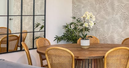 Luxurious 5-Bedroom Home with Garden & Pool Access, Near Estepona Port