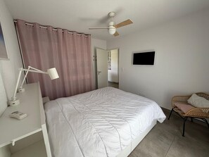 2 bedrooms, free WiFi - T3 Apartment with Large Terrace and View of the Albères (Argelès-sur-Mer)