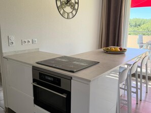Fridge, microwave, oven, stovetop - T3 Apartment with Large Terrace and View of the Albères (Argelès-sur-Mer)