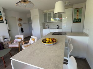 Fridge, microwave, oven, stovetop - T3 Apartment with Large Terrace and View of the Albères (Argelès-sur-Mer)