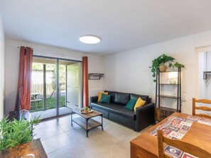 Living area - Modern 2-Bedroom Apartment with Terrace, Parking, and Easy Access to Ski Lifts in Cauterets (Cauterets)