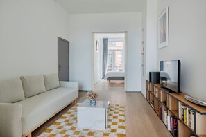 Appartement, 2 chambres | Aire de séjour | Téléviseur