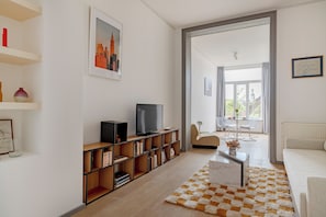 Appartement, 2 chambres | Aire de séjour | Téléviseur