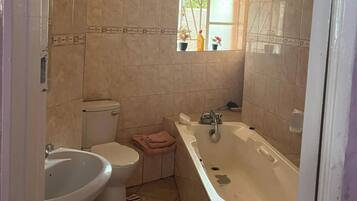 Bathtub dan shower terpisah, bathtub besar, dan handuk