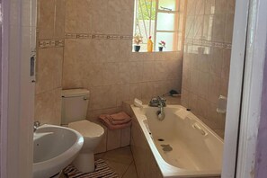 Badewanne und Dusche (separat), Komfortbadewanne, Handtücher