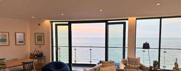 TV, stereo, offices - This penthouse is a 3 bedroom(s), 2 bathrooms, located in Ramsgate, England. (Kent)