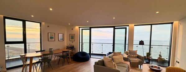 Fernseher, Stereoanlage, Arbeitsbereiche