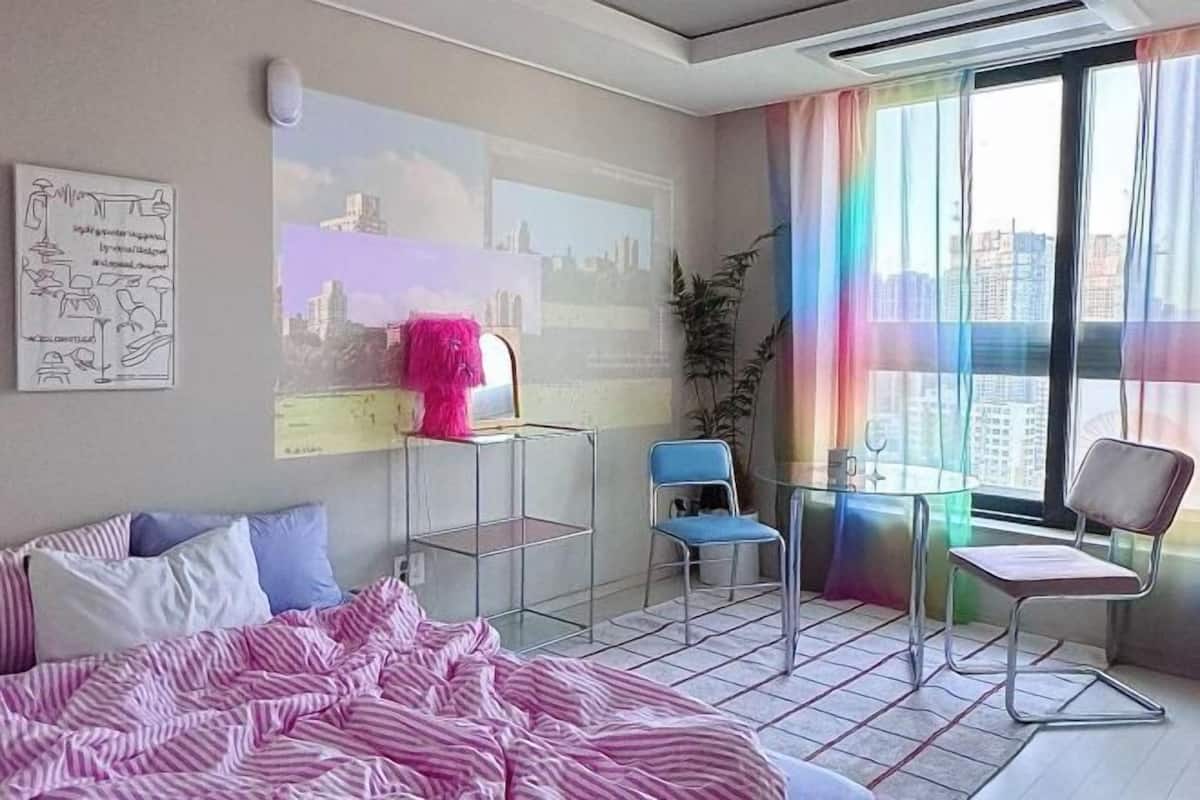 Free WiFi, bed sheets