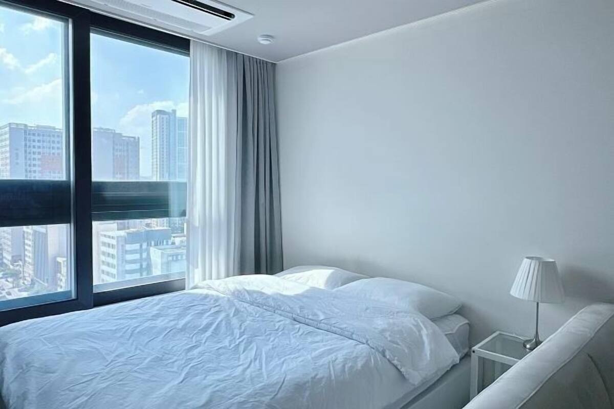 WiFi (free), bed sheets