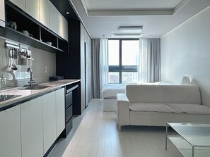 Deluxe-herbergi með tvíbreiðu rúmi - borgarsýn | Ókeypis þráðlaus nettenging, rúmföt