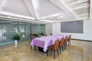 A conference room with a long table, chairs, and a projector screen. - Lavande Hotel (Chongqing Guanyinqiao Pedestrian Street) (Chongqing)