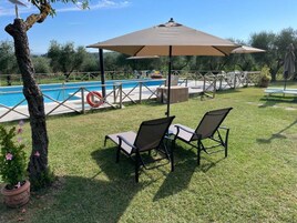 Una piscina al aire libre de temporada