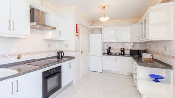 Microwave, oven, dishwasher, coffee/tea maker