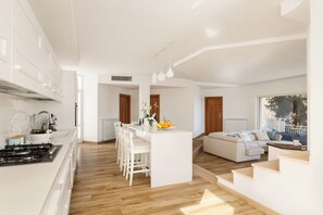 Departamento de lujo, 3 habitaciones, vista al mar | Cocina privada | Refrigerador con congelador, microondas, horno y parrilla de estufa