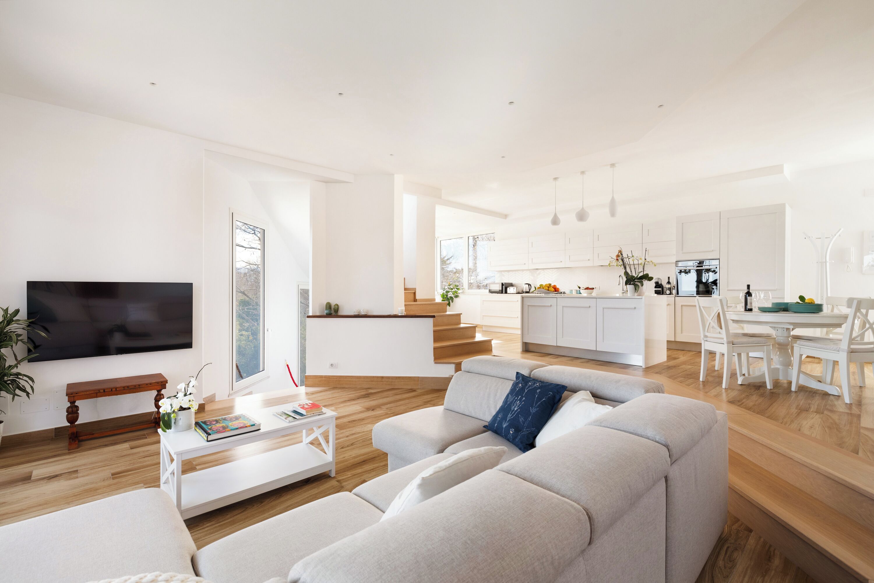 Appartement Luxe, 3 chambres, vue mer | Coin séjour | Télévision à écran plat de 32 pouces avec chaînes numériques