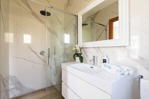 Luxury Apartment, 3 Bedrooms, Sea View | Bathroom | Shower, hair dryer, bathrobes, towels - YourHome - Relais Barbara (Sorrento)