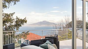 Appartamento Luxury, 3 camere da letto, vista mare | Area soggiorno | TV a schermo piatto 32 pollici con canali digitali