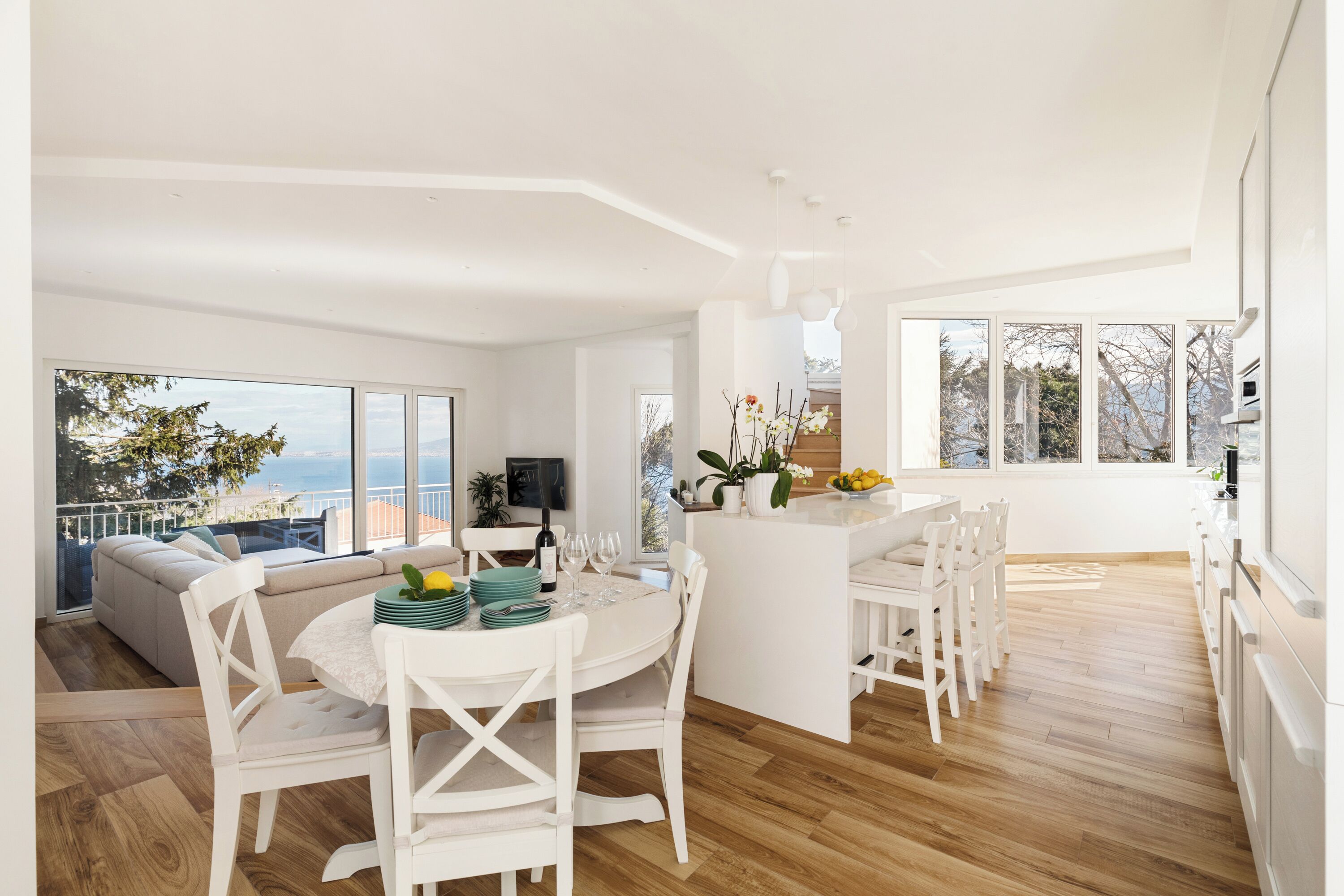 شقة فاخرة - ٣ غرف نوم - بمنظر للبحر | منطقة المعيشة | تلفزيون بشاشة مسطحة بحجم 32-بوصة يعرض قنوات تلفزيونية رقمية