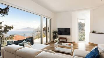 Appartamento Luxury, 3 camere da letto, vista mare | Area soggiorno | TV a schermo piatto 32 pollici con canali digitali