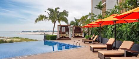 Una piscina al aire libre, cabañas de piscina gratuitas, sombrillas