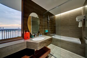 Separate bathtub and shower, rainfall showerhead, free toiletries